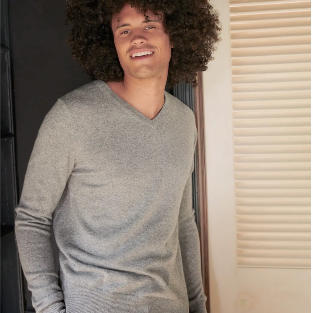 Mongolian Cashmere V-Neck Sweater. Men’s Medium heather Gray Quince